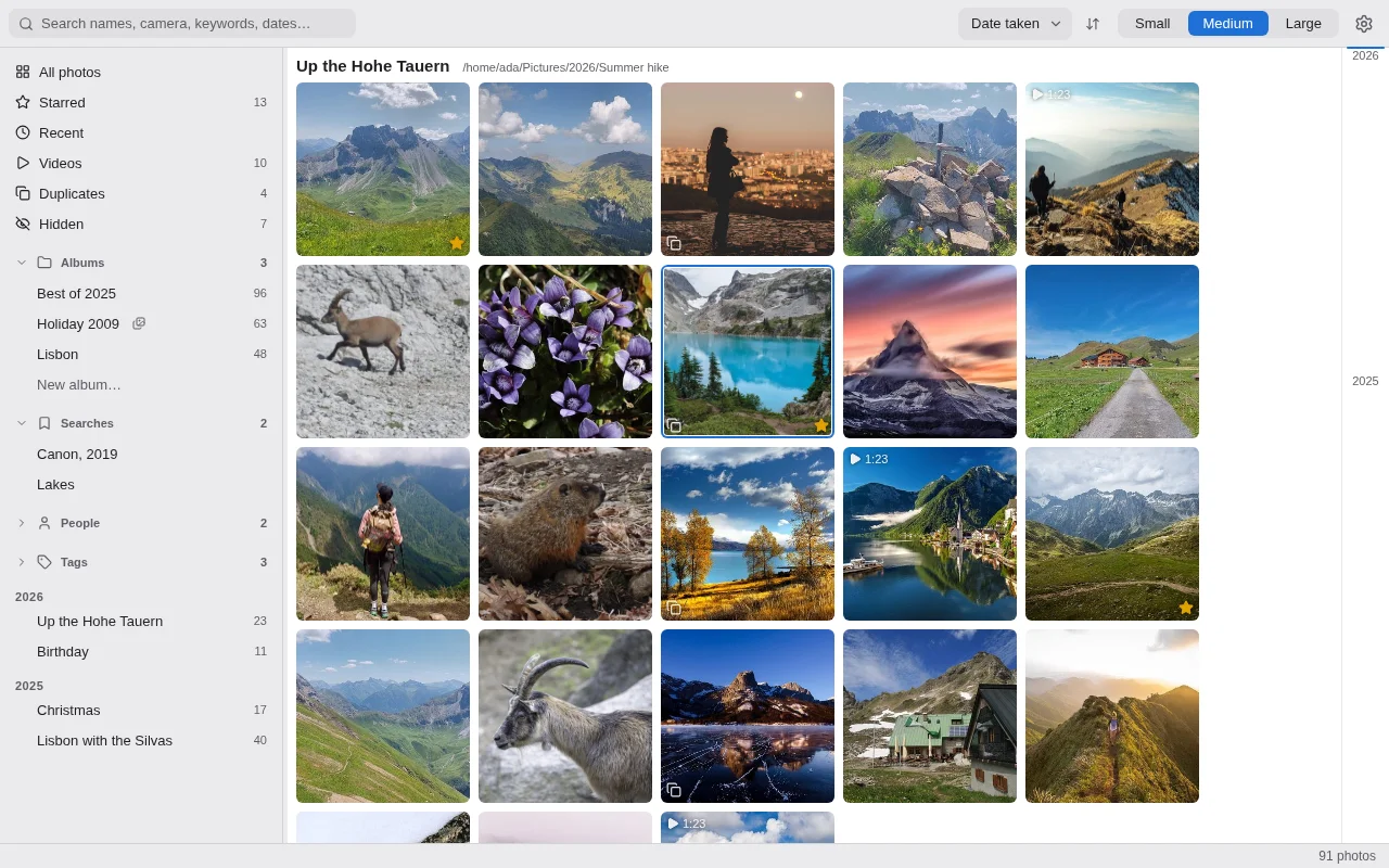 photon's main window: a sidebar of views, albums and folders beside a grid of photos grouped by folder